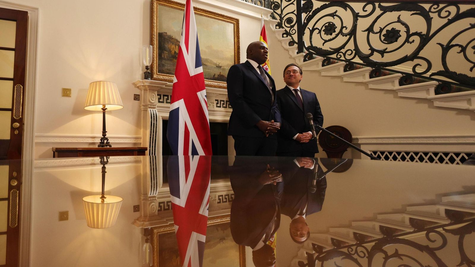 Albares (derecha), junto a Lammy en Londres.