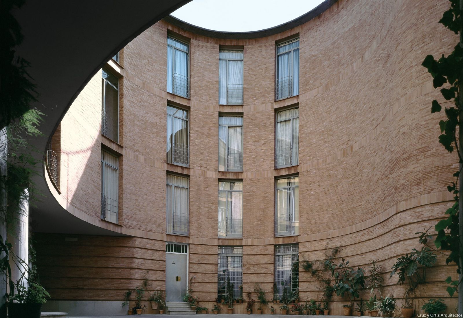 Edificio de viviendas en la calle Doña María Coronel.