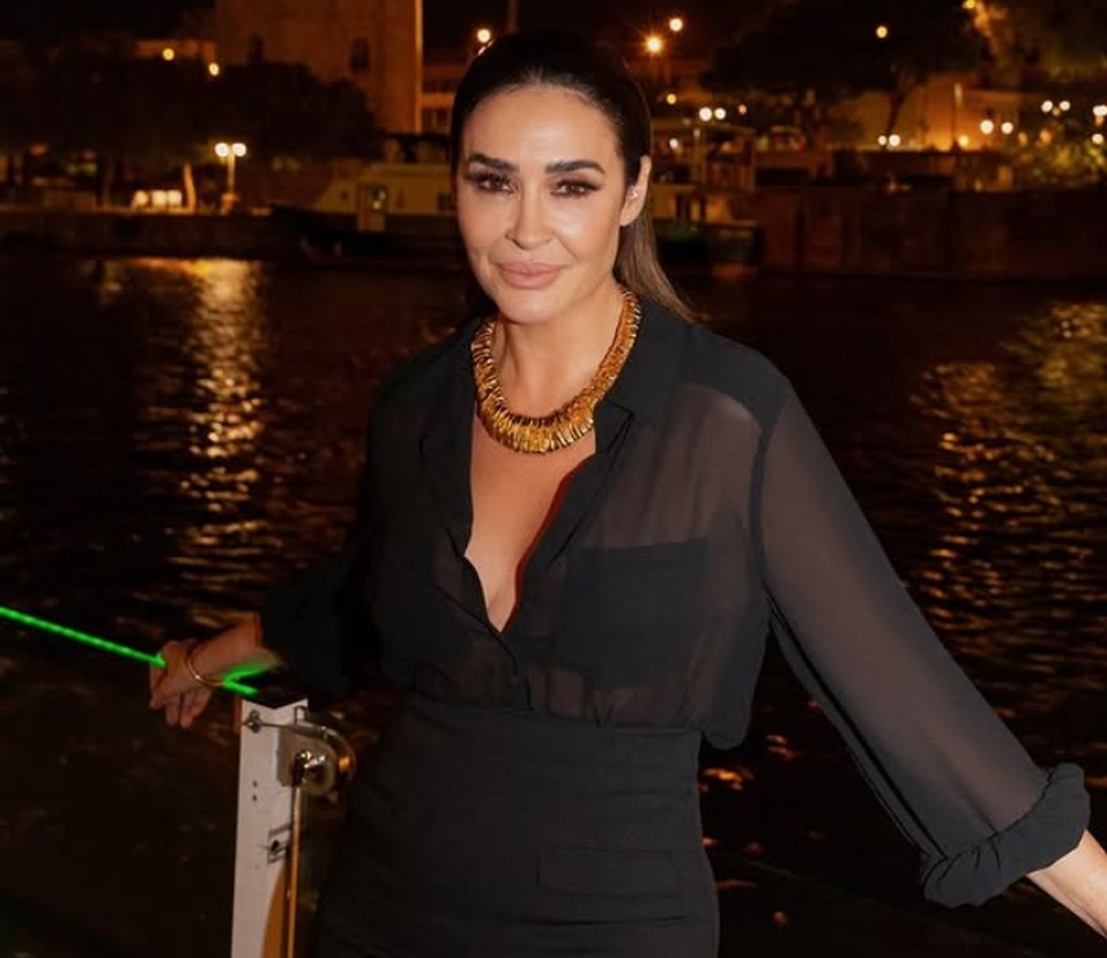 Los vestidos satinados, con detalles drapeados y en tonos lisos se han convertido en la tendencia de esta primavera.