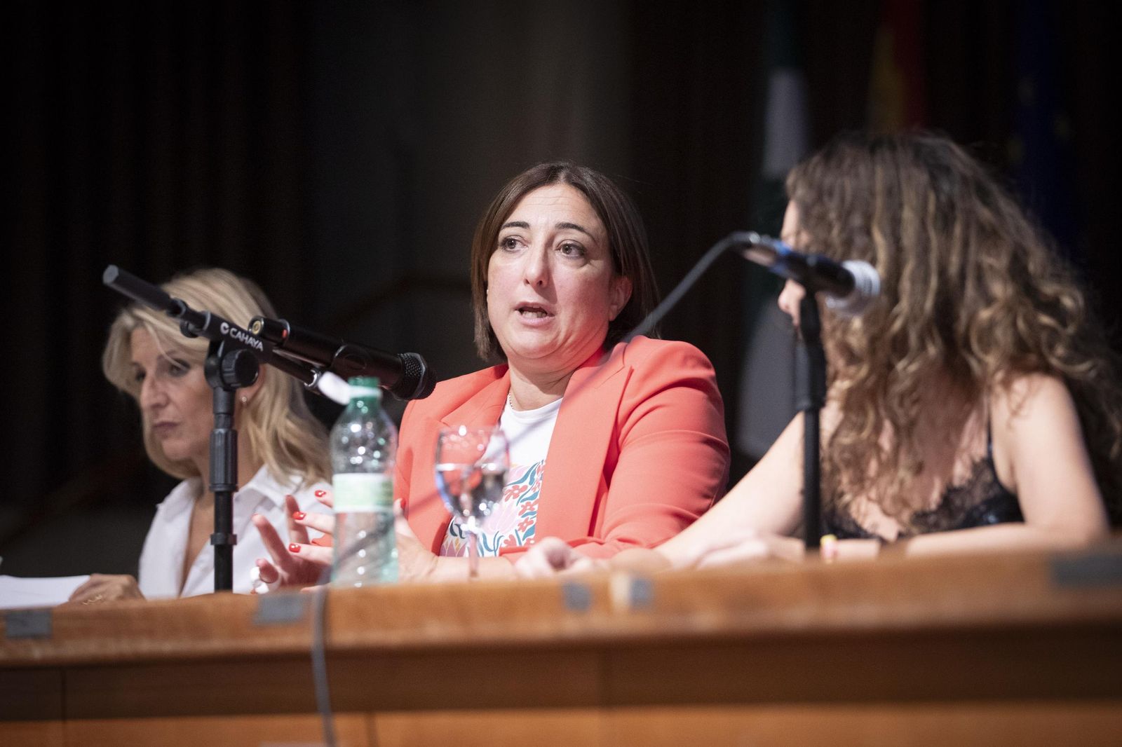 Así ha sido el tenso recibimiento a la vicepresidenta Yolanda Díaz en la Universidad de Granada: las imágenes