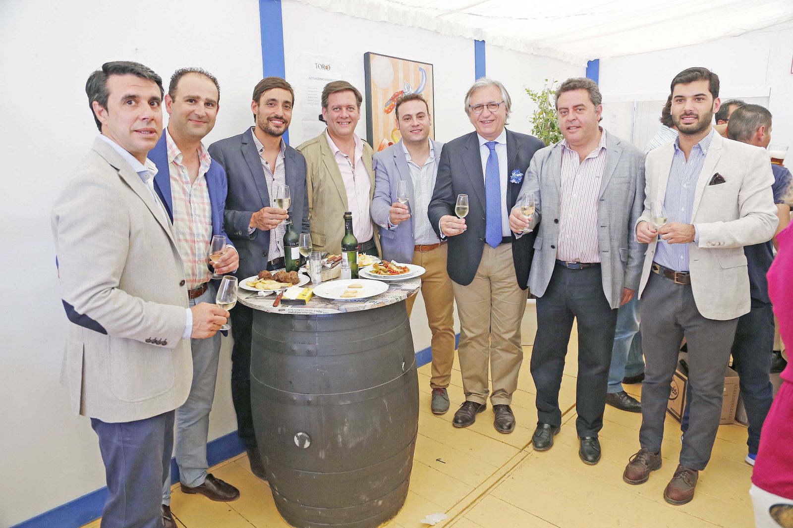 El personal de Distribuidora de 1 a 5 Estrellas con el teniente de alcaldesa y delegado de Dinamización Cultural, Francisco Camas.