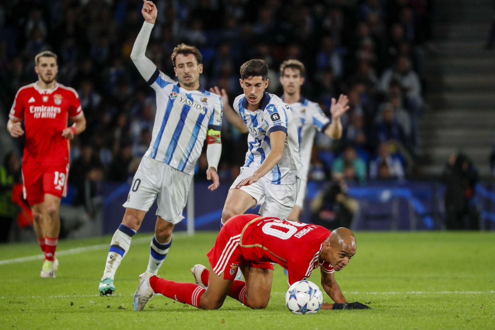 Carlos Fernández y Oyarzabal, ambos lesionados, en el triunfo ante el Benfica (3-1).