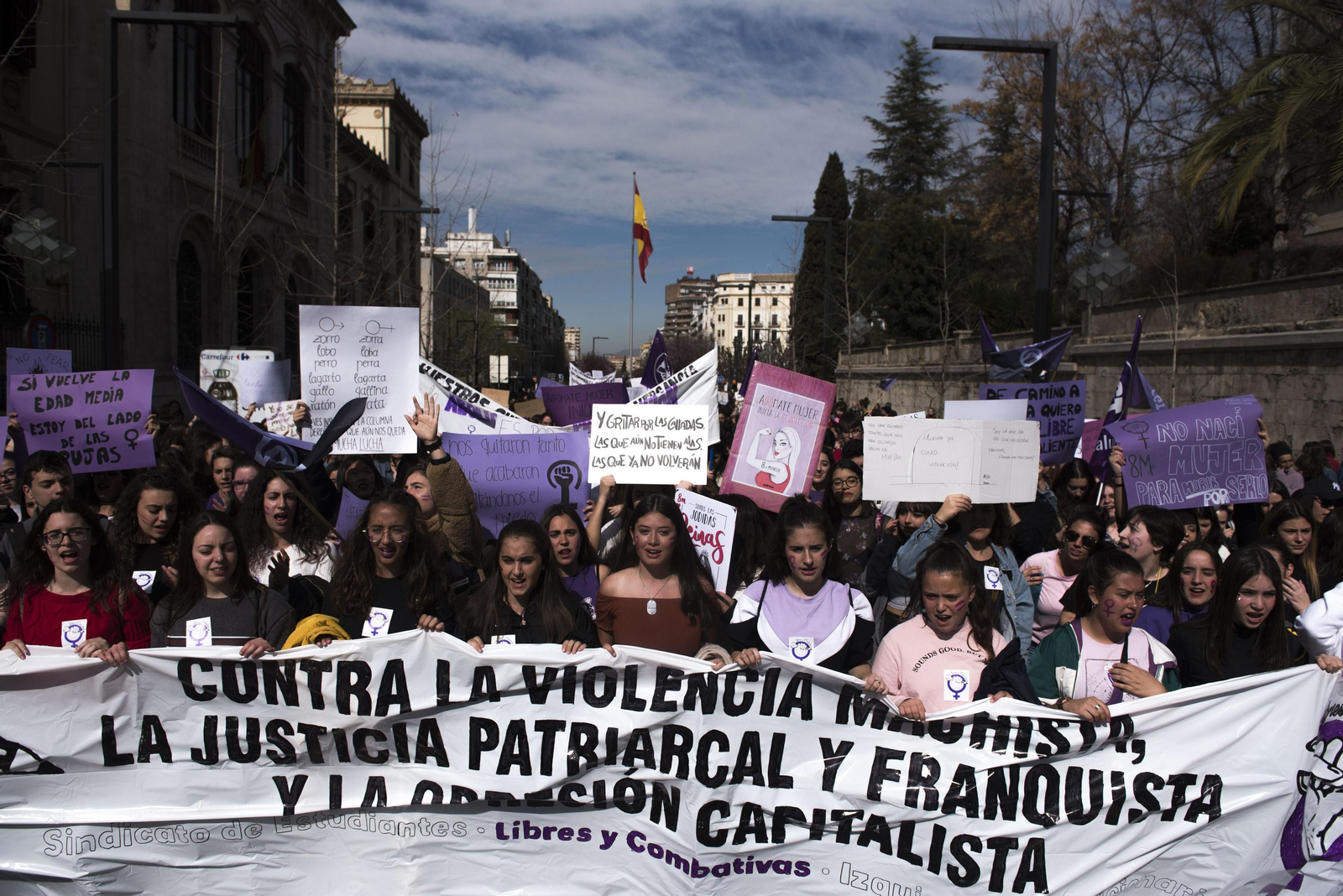 Granada se tiñe de morado con la ola feminista