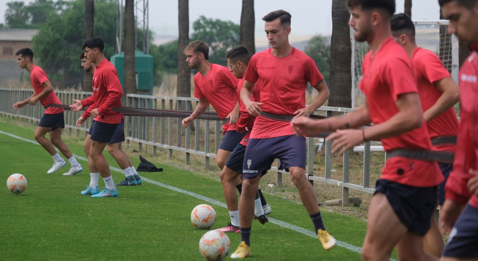 Los jugadores del Córdoba B, en un entrenamiento en la Ciudad Deportiva.