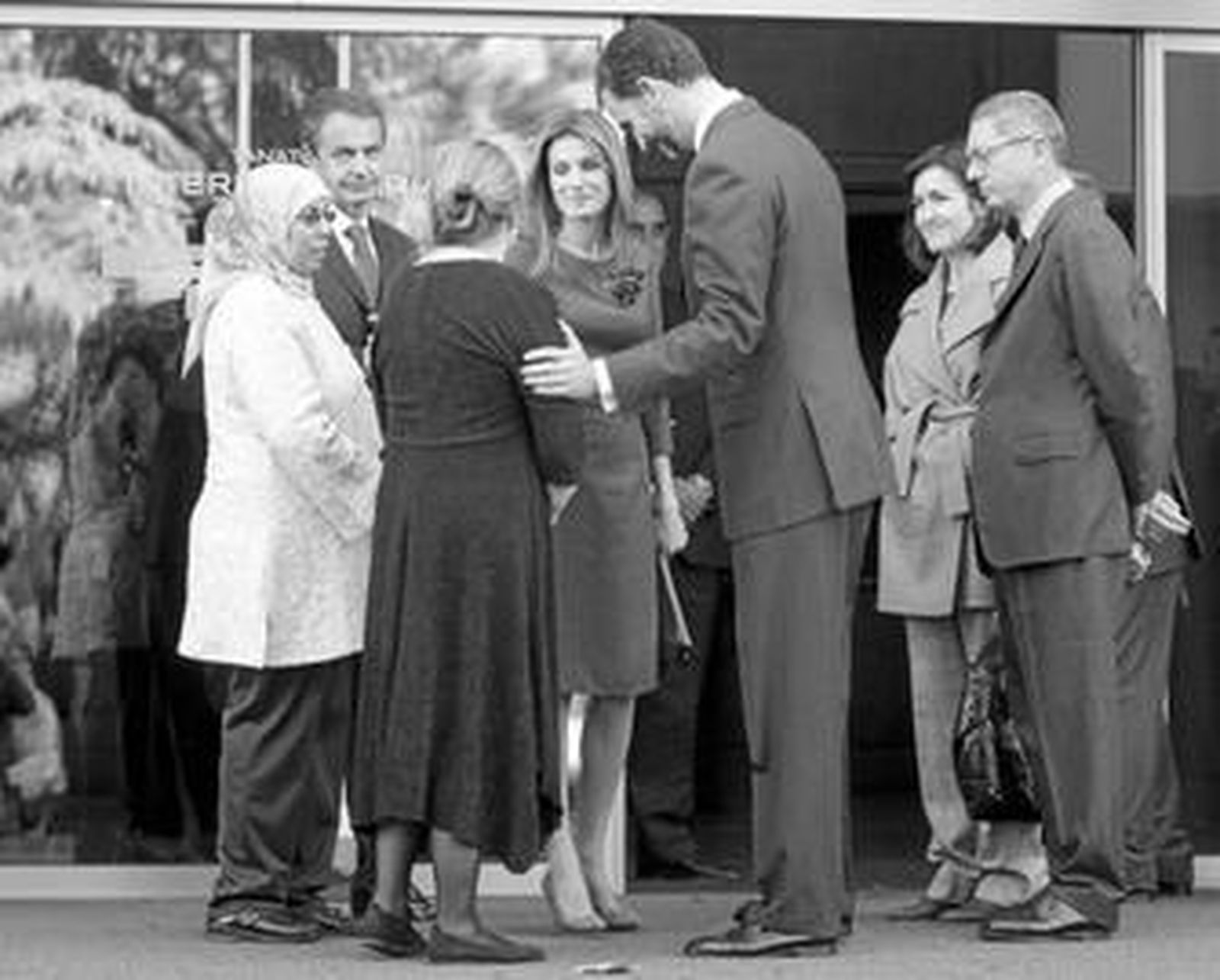 La viuda del escritor, con la ciudadora de la familia, Zapatero, los Príncipes, Gallardón y González-Sinde.