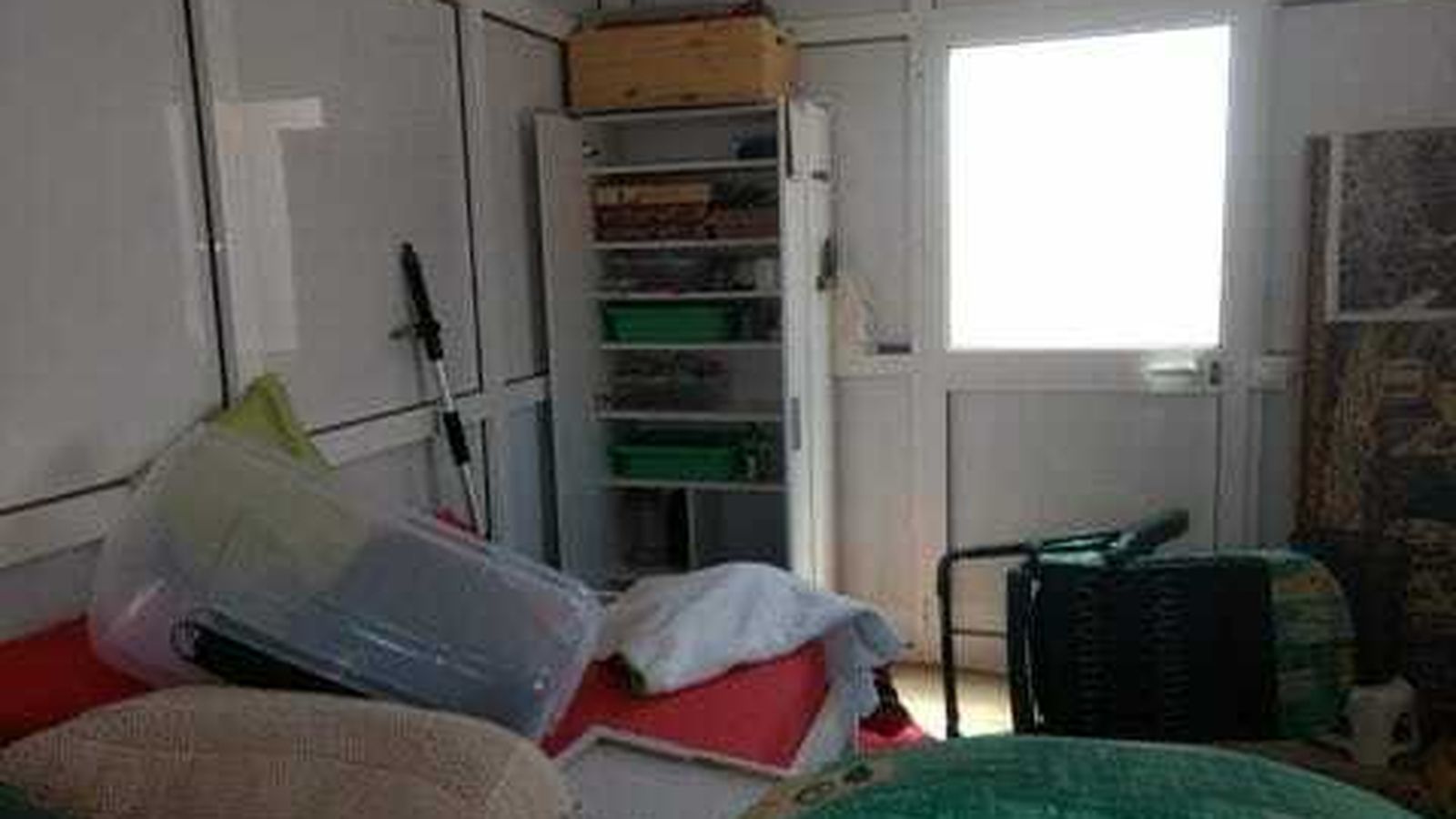 Interior de la vivienda revuelto tras un robo.