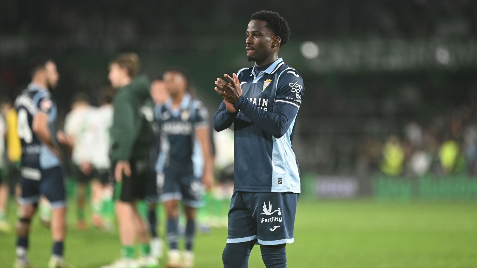 Adilson Mendes aplaude a la afición del Córdoba CF tras el partido ante el Racing de Santander.