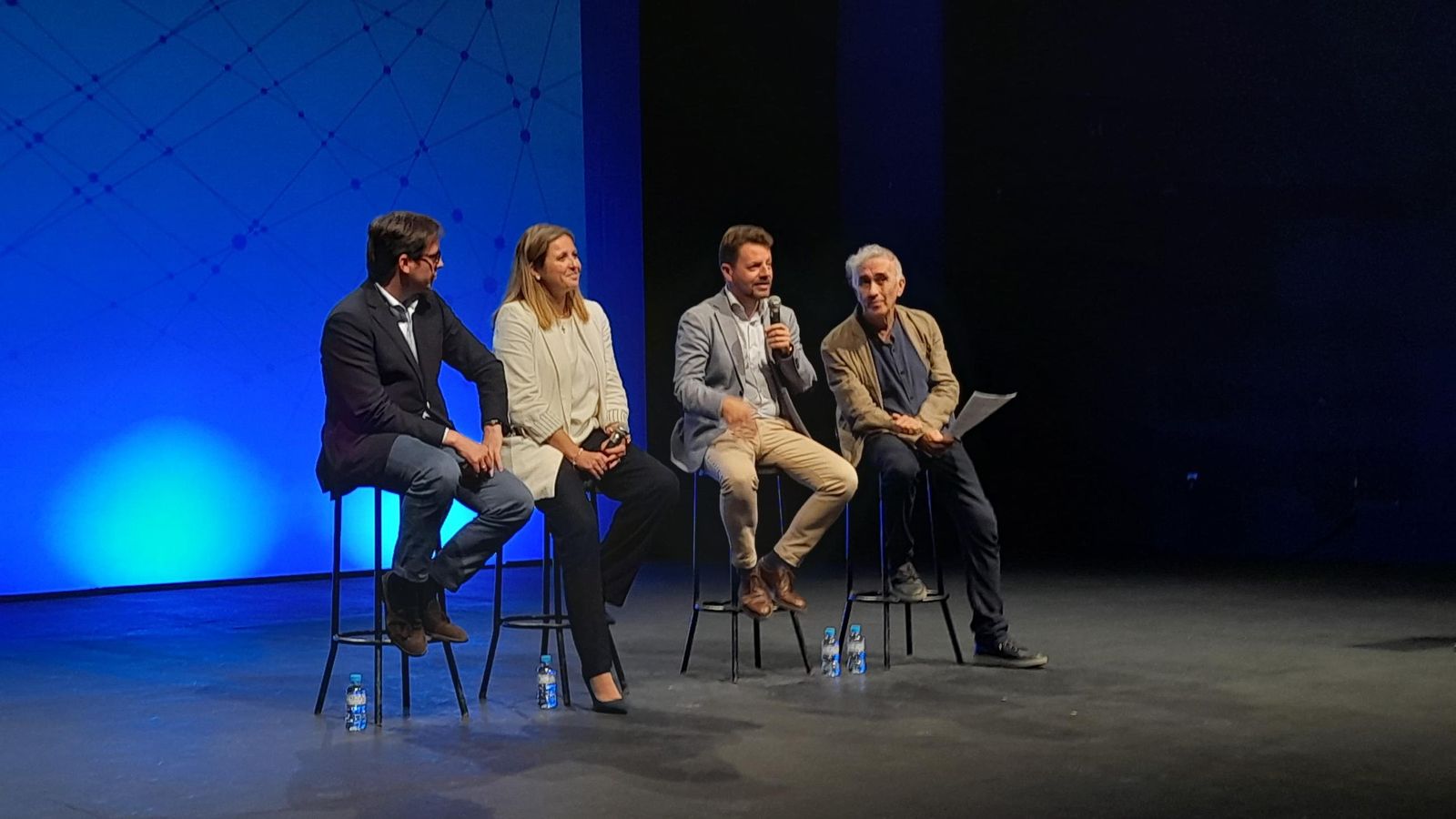 José Vélez, de la Junta, habla en compañía de Fernando Mañes y Angie Moreno, del Ayuntamiento de Sevilla, y de Ricardo Iniesta.