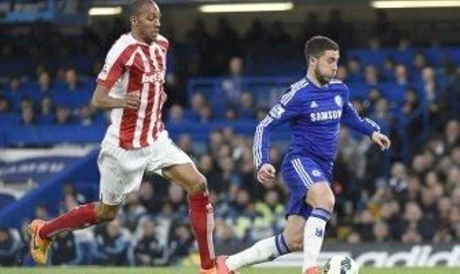 Steven N'Zonzi persigue a Eden Hazard durante el Chelsea-Stoke City del pasado mes de abril. / EFE