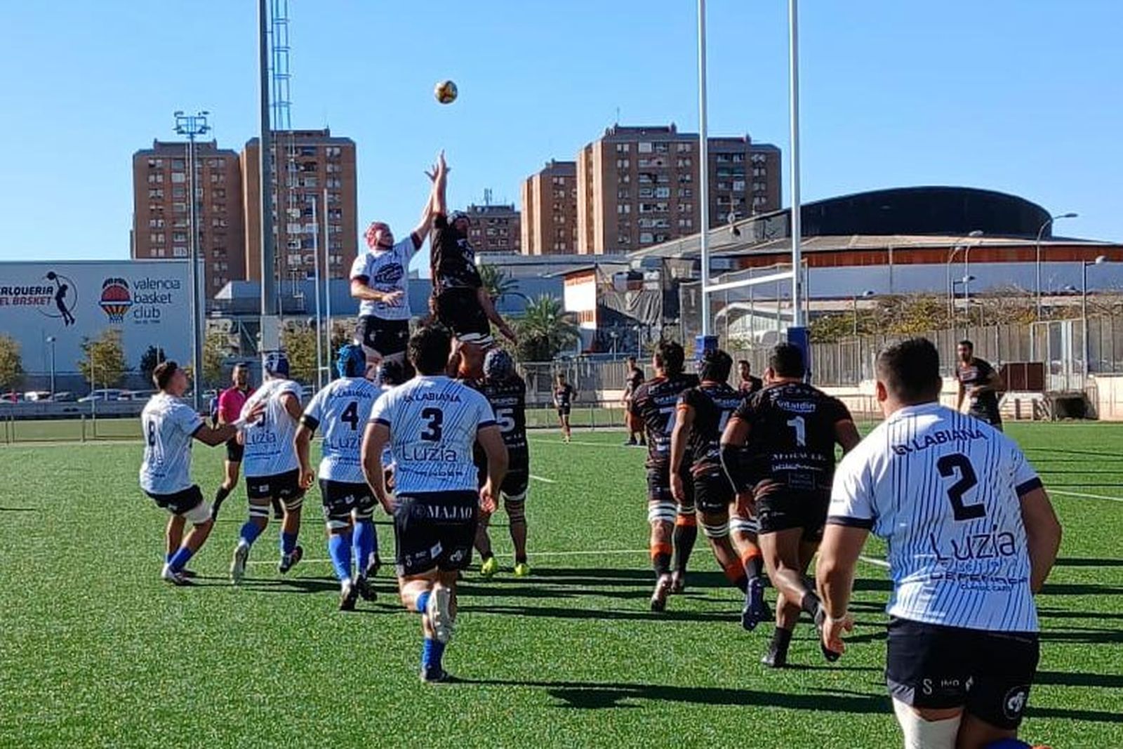 Jaime Borondo lucha por ganar una touch con el balón muy arriba.