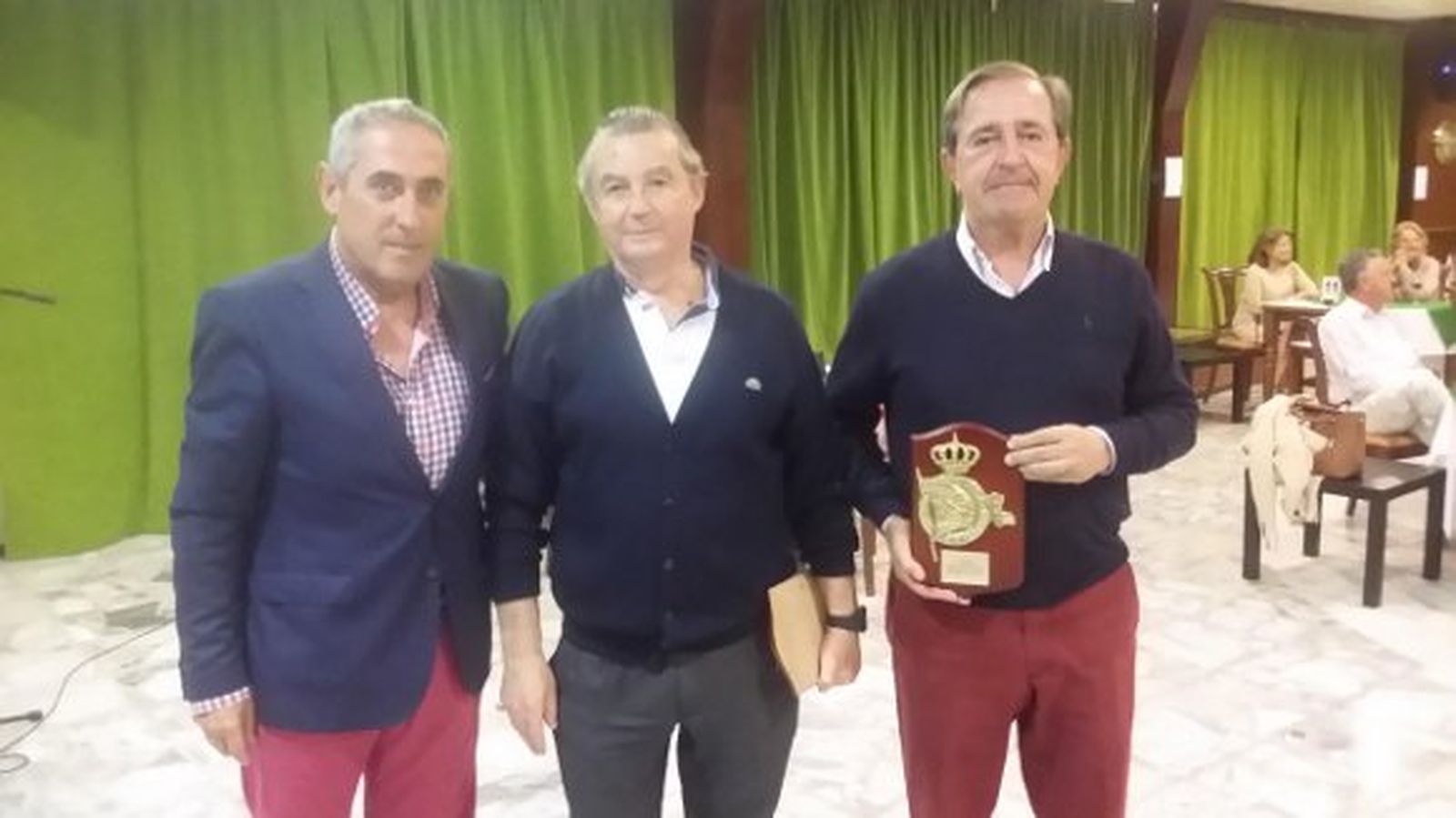 El director del club Naval Javier Delgado y la pareja ganadora José López Eady y José María Garate.

Foto: Ignacio Casas de Ciria