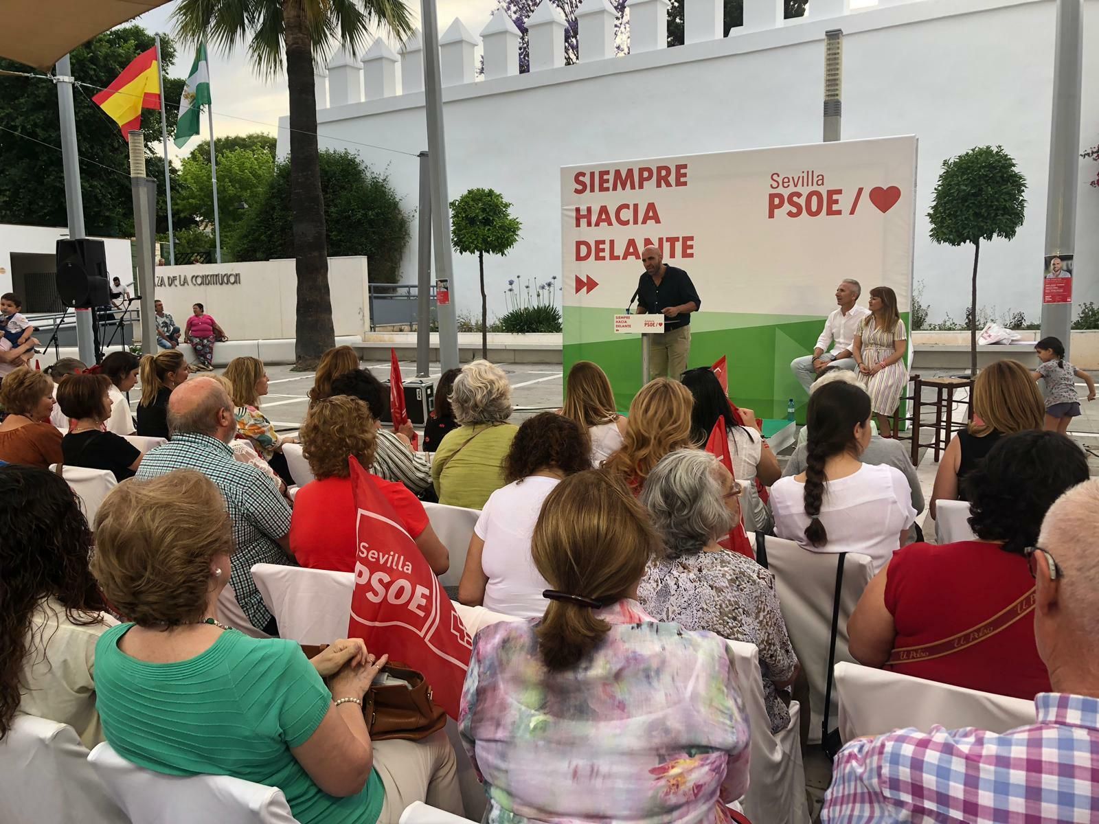 Miguel Ángel Melero, durante su intervención en el acto de ayer, con Miguel Ángel Vázquez y Verónica Pérez.