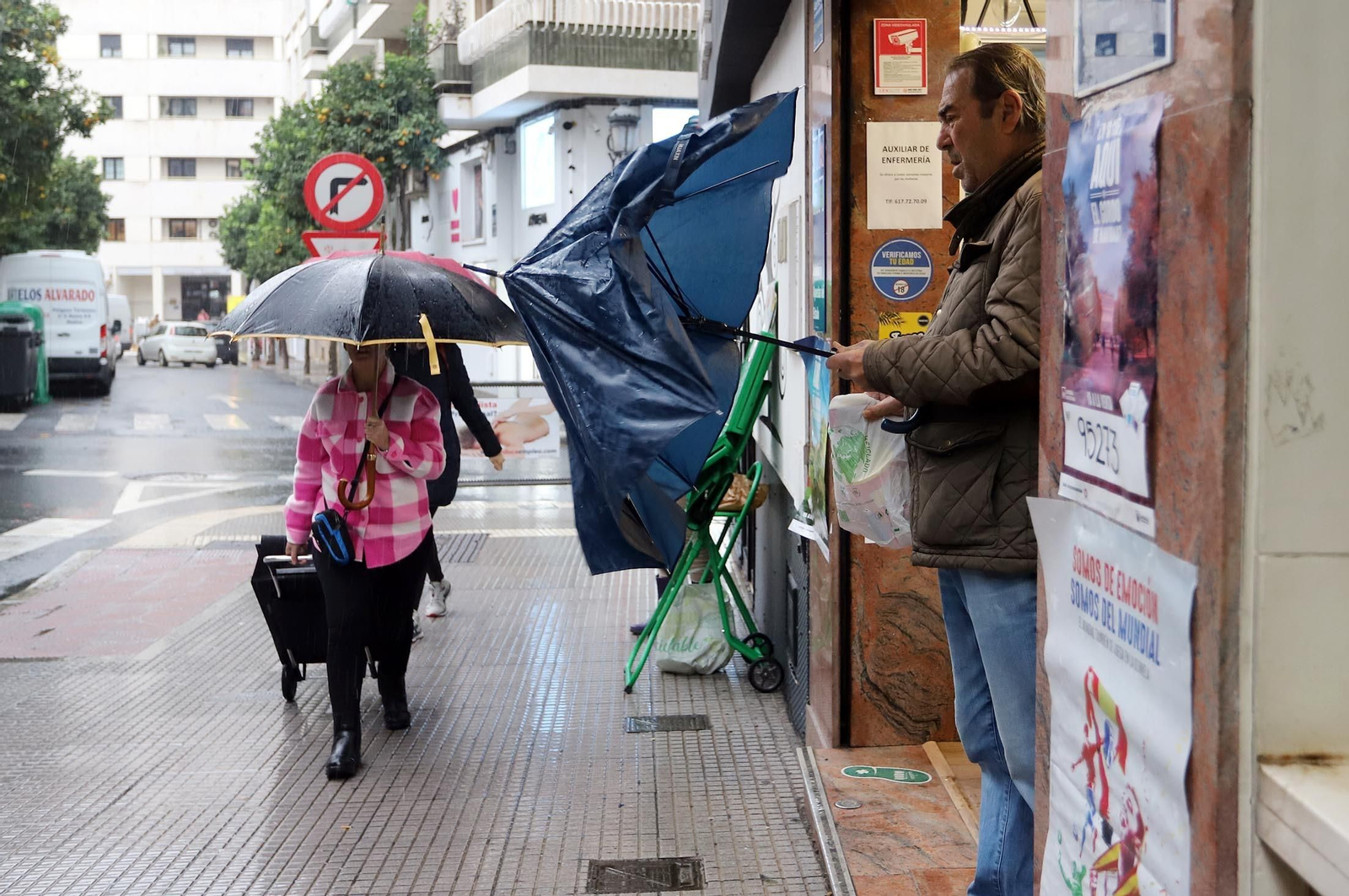 Día de lluvia, viento y frío en Huelva, en imágenes