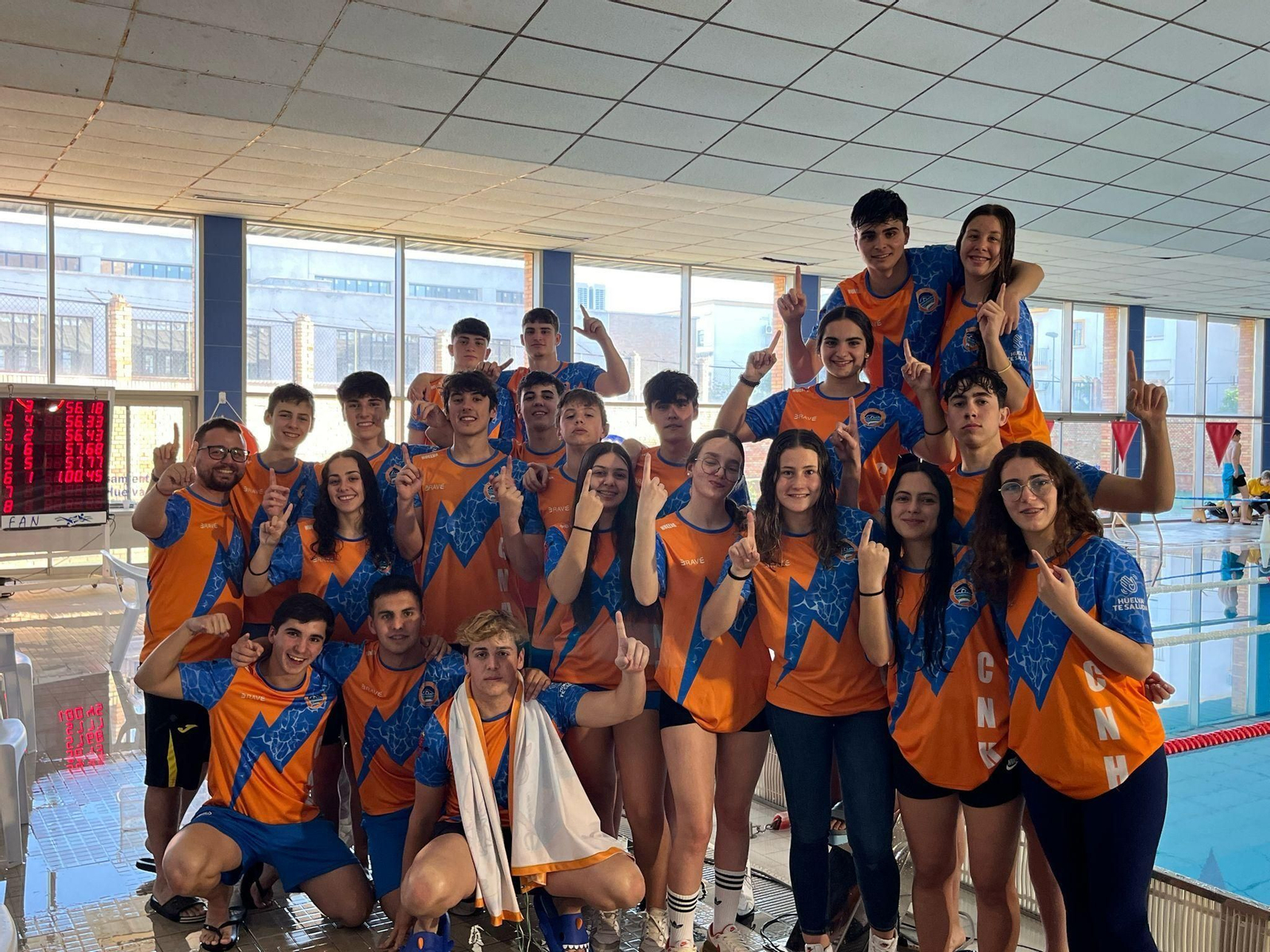 Los nadadores del CN Huelva marcan un uno de Primera División