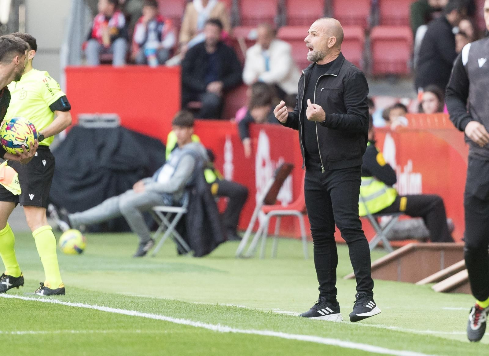 Paco López da instrucciones a sus jugadores.
