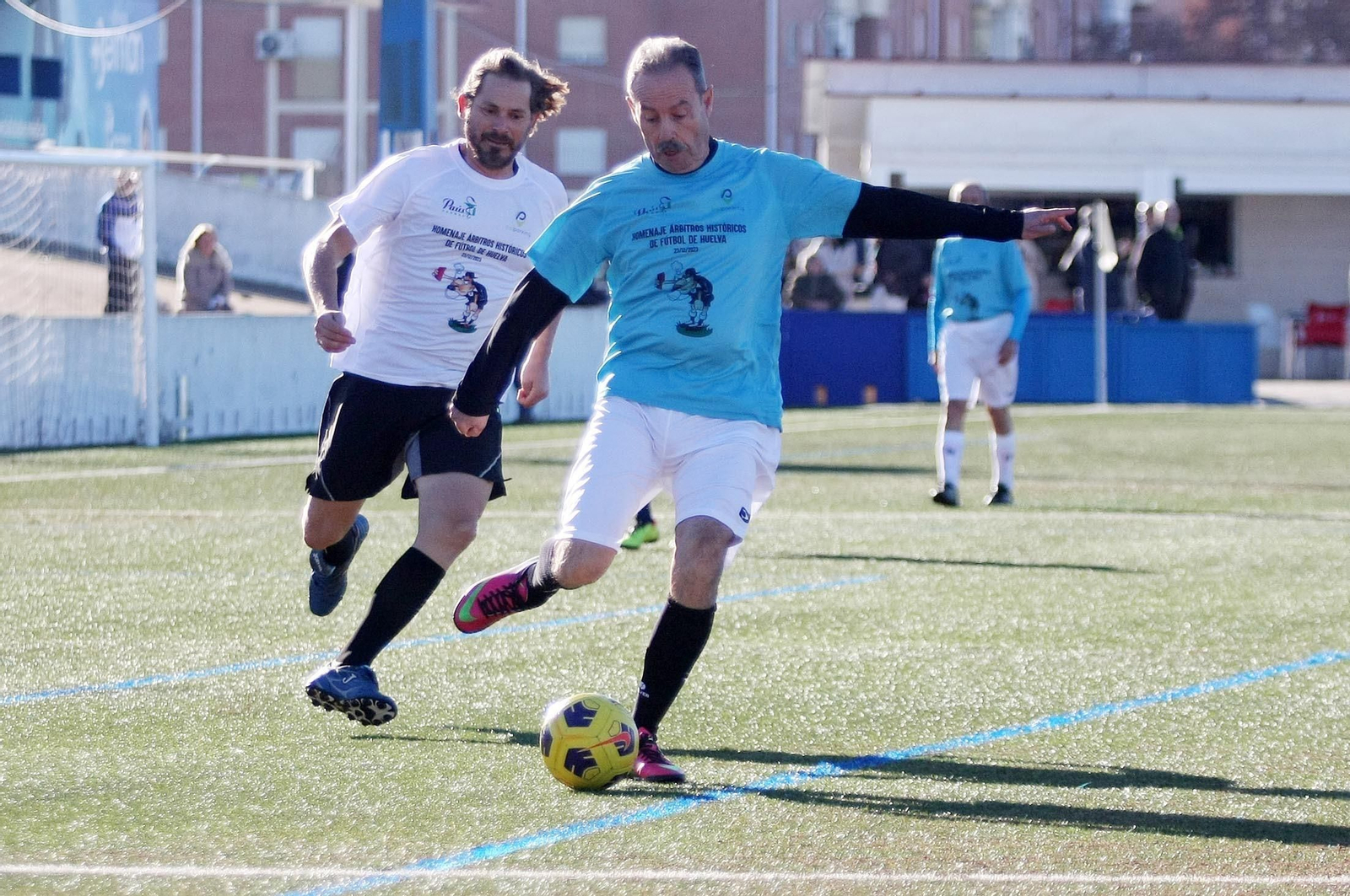 Imágenes del partido homenaje a los árbitros históricos de fútbol de Huelva