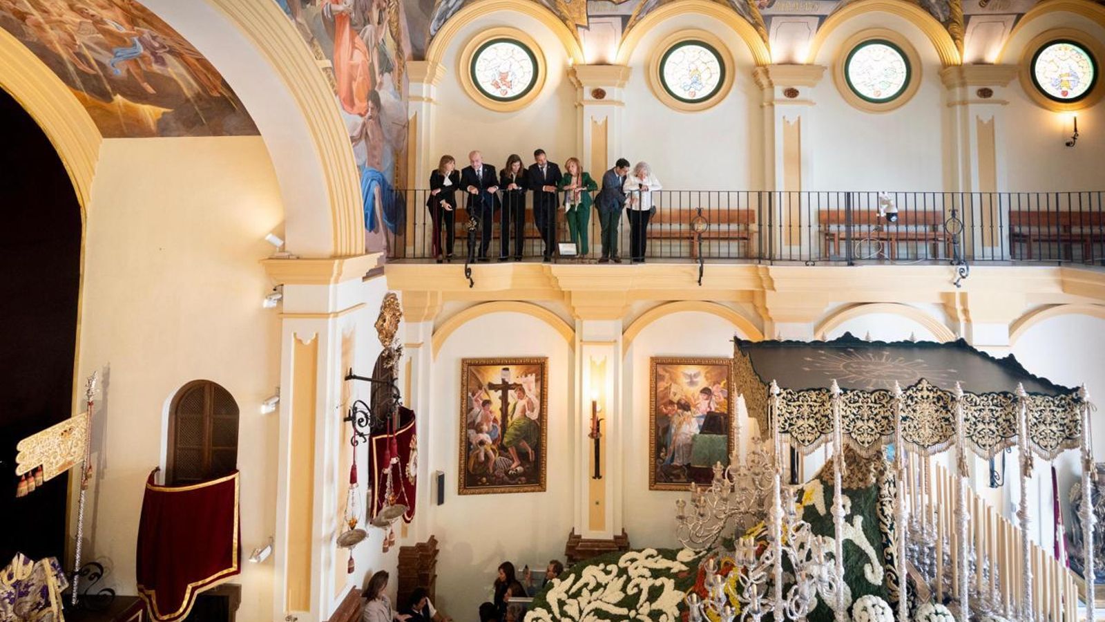 Distintas autoridades contemplan el manto de la Virgen de las Penas
