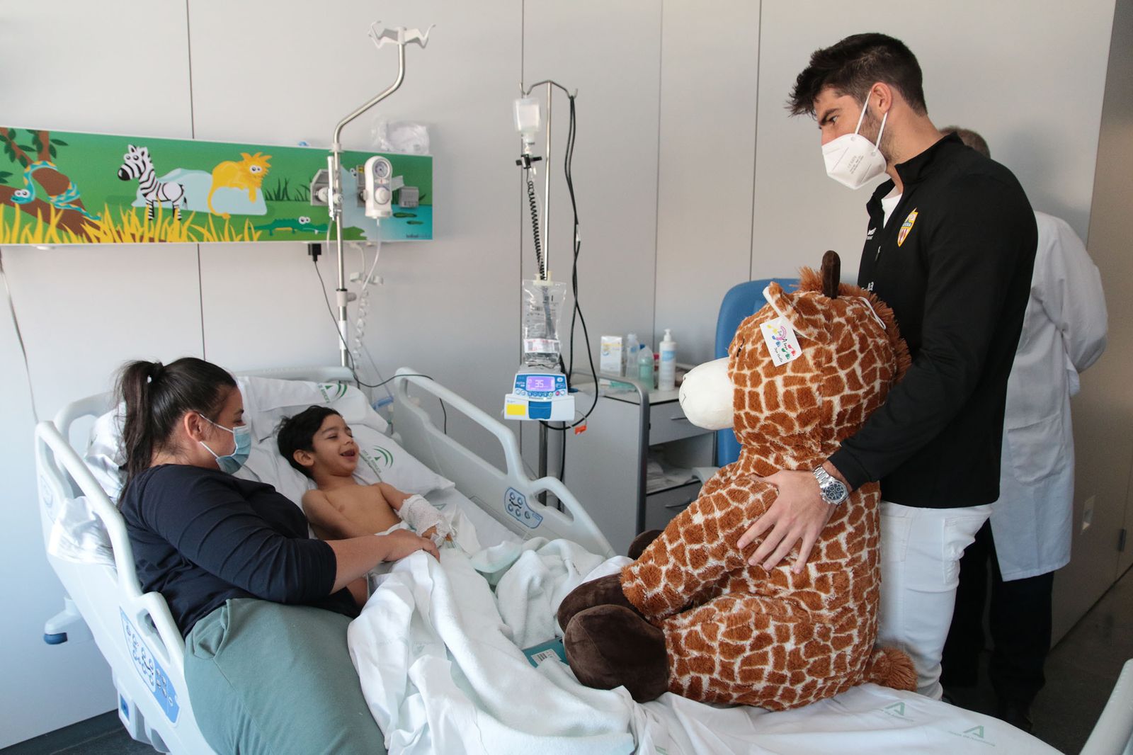 Los Reyes Magos de la UD Almería entregan sus regalos a los niños hospitalizados de Torrecárdenas