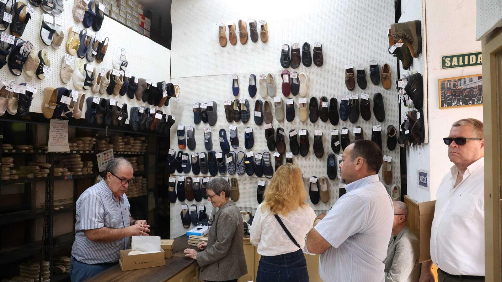 Javier Hinojosa atendiendo a algunos clientes.
