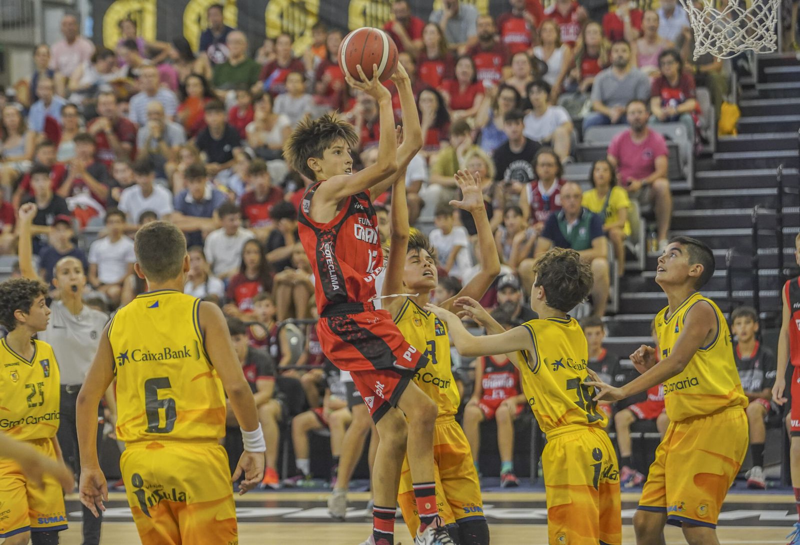 Andrés Higueras intenta lanzar a canasta.