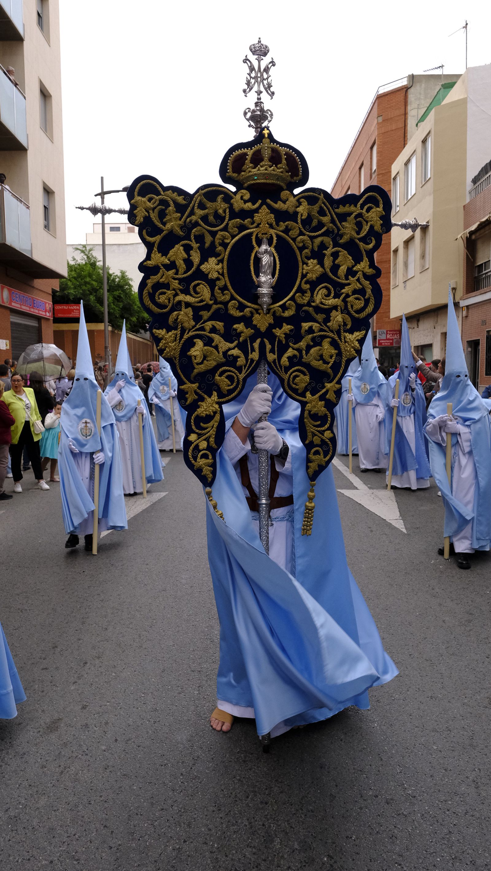 La Procesión de Los Ángeles de sobrepuso a la lluvia, en imágenes