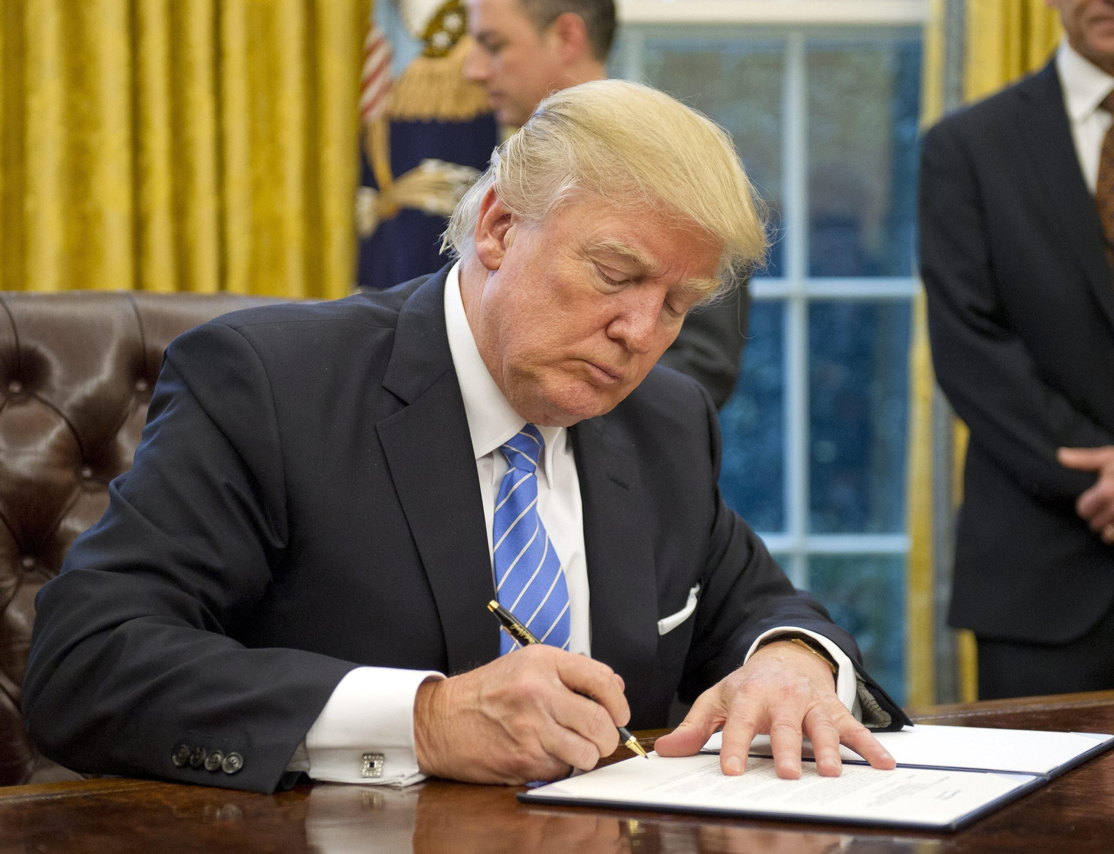 Trump firma el decreto para sacar a EEUU del TPP.