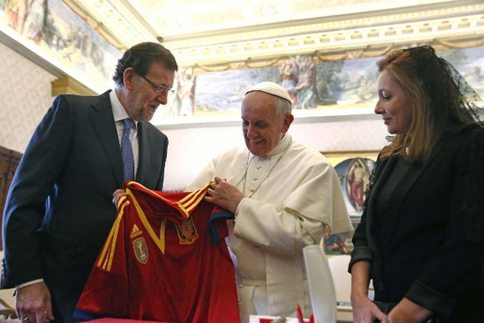 El Papa y Rajoy, preocupados por la crisis en España, piden diálogo social