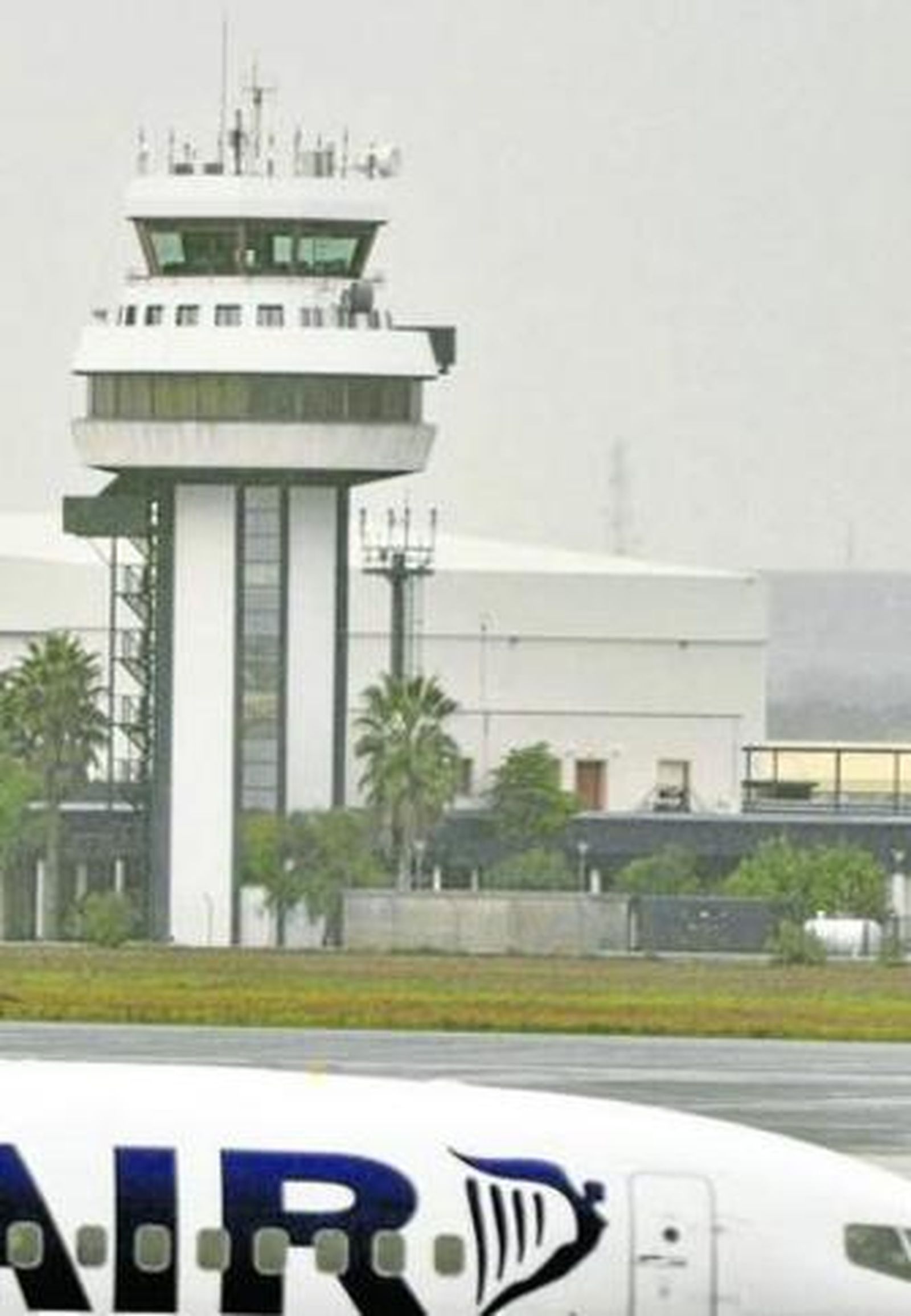 Un avión de Ryanair frente a la torre de control de San Pablo.