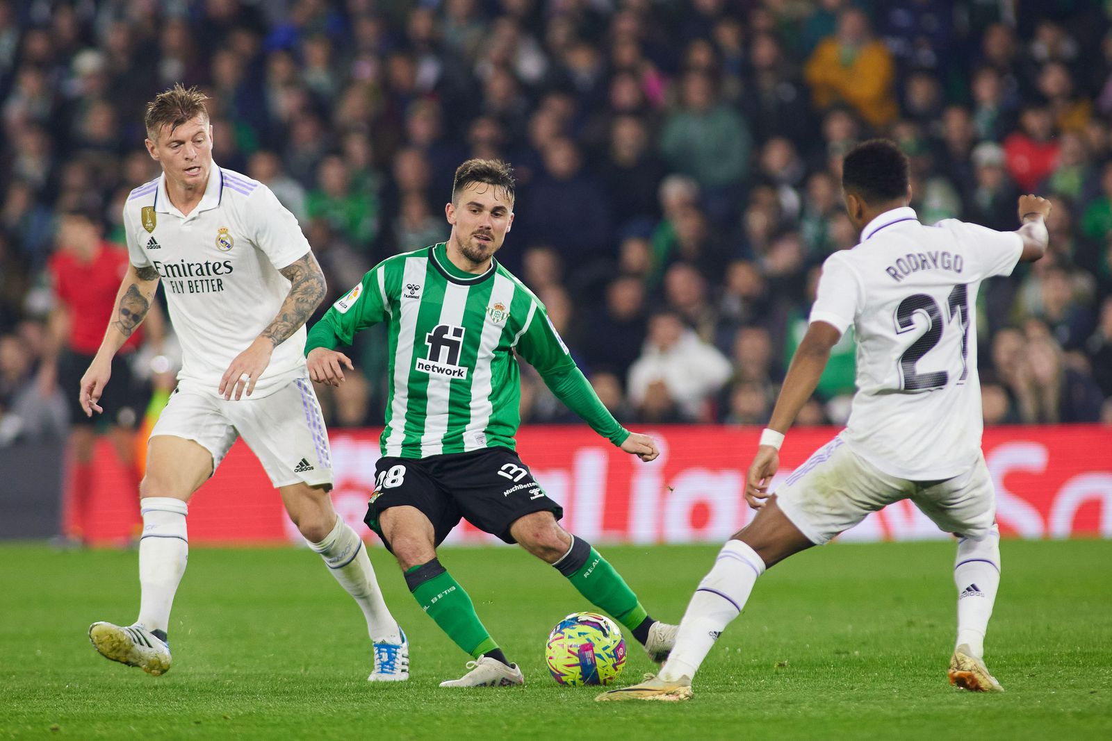 Rodri, presionado por los madridistas Kroos y Rodrygo.