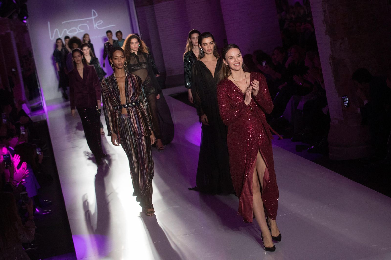 Helen Lindes, embarazada, puso el colofón al desfile de Lola Casademunt.