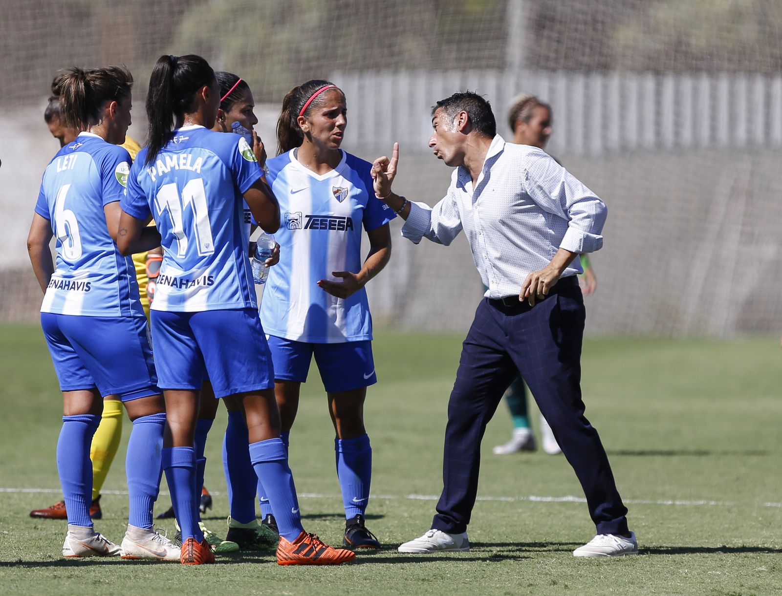 Antonio Contreras se dirige a sus jugadoras.