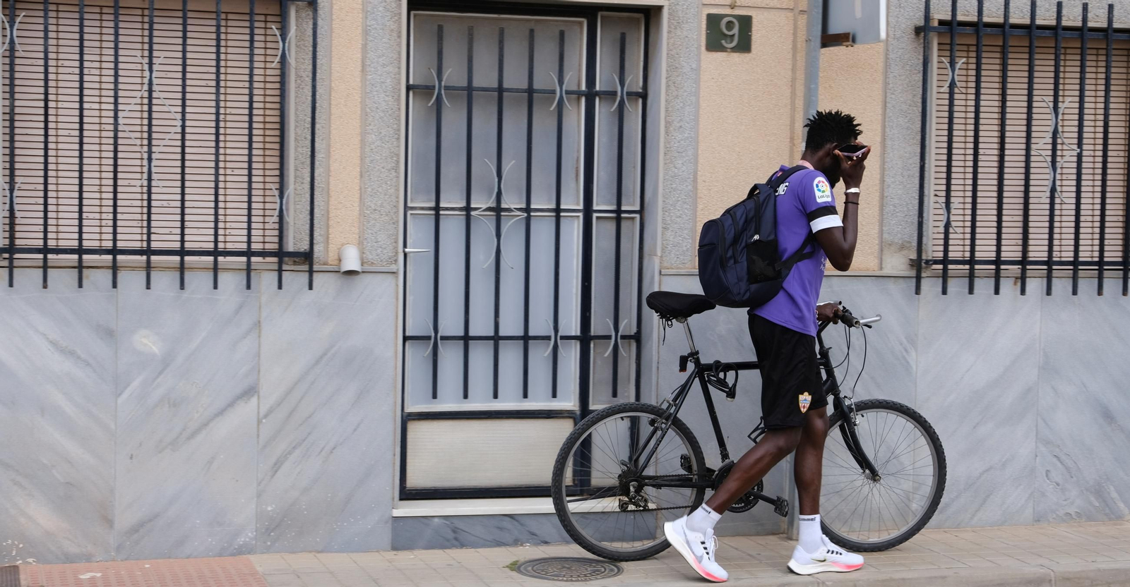 Cruzarse por la calle.