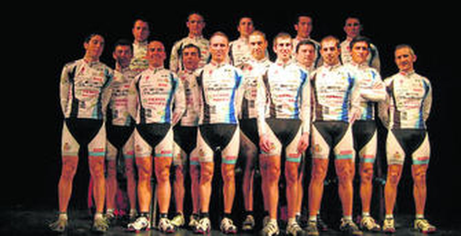 Los dieciséis componentes del nuevo equipo ciclista onubense especializado en bicicletas de montaña o todo terreno.