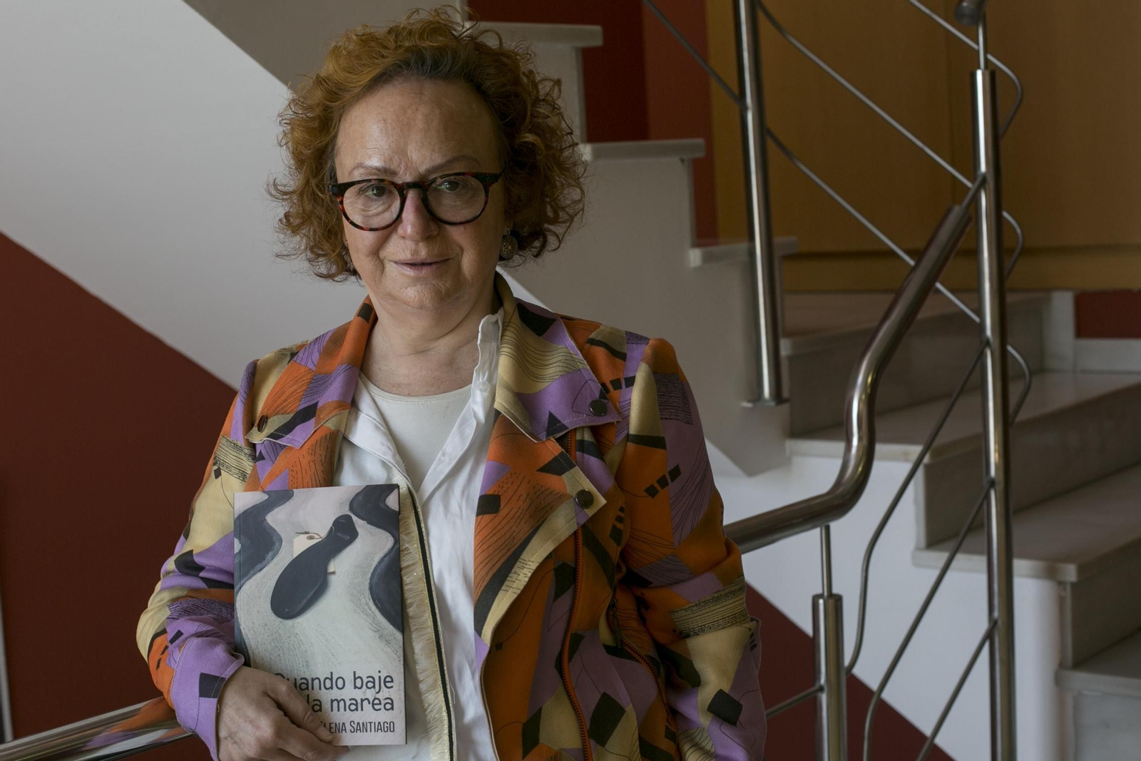 La escritora Elena Santiago con un ejemplar de 'Cuando baje la marea' en Diario de Cádiz