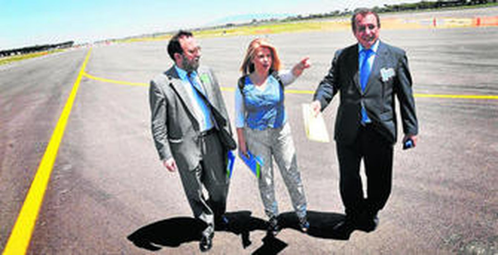 Vicente Álvarez, la diputada Mamen Sánchez y Estanislao Pérez, ayer en la pista de rodadura del aeropuerto que en breve comenzará a funcionar.