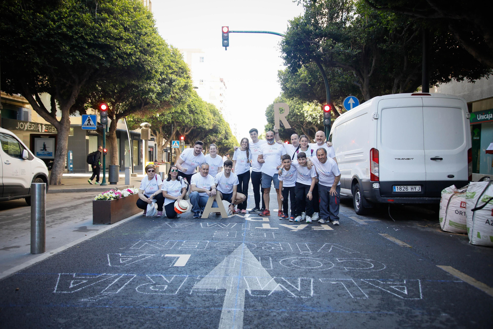 Así es la alfombra de serrín de 60 metros en el Paseo de Almería, en imágenes.