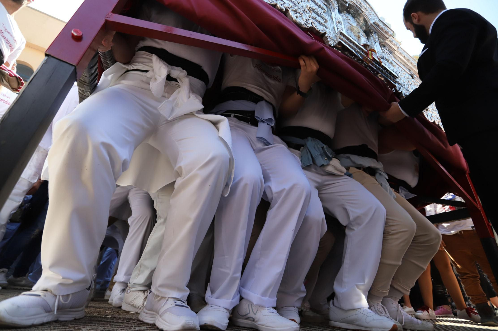 Imágenes del recorrido de la Hermandad del Cristo Cautivo de Huelva