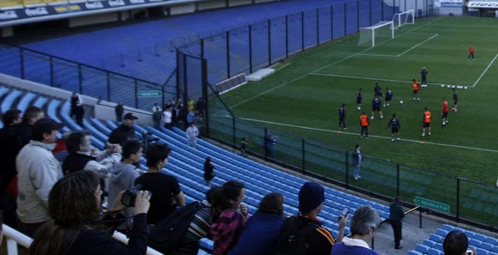 España entrenó en una festiva Bombonera ante 4.000 personas