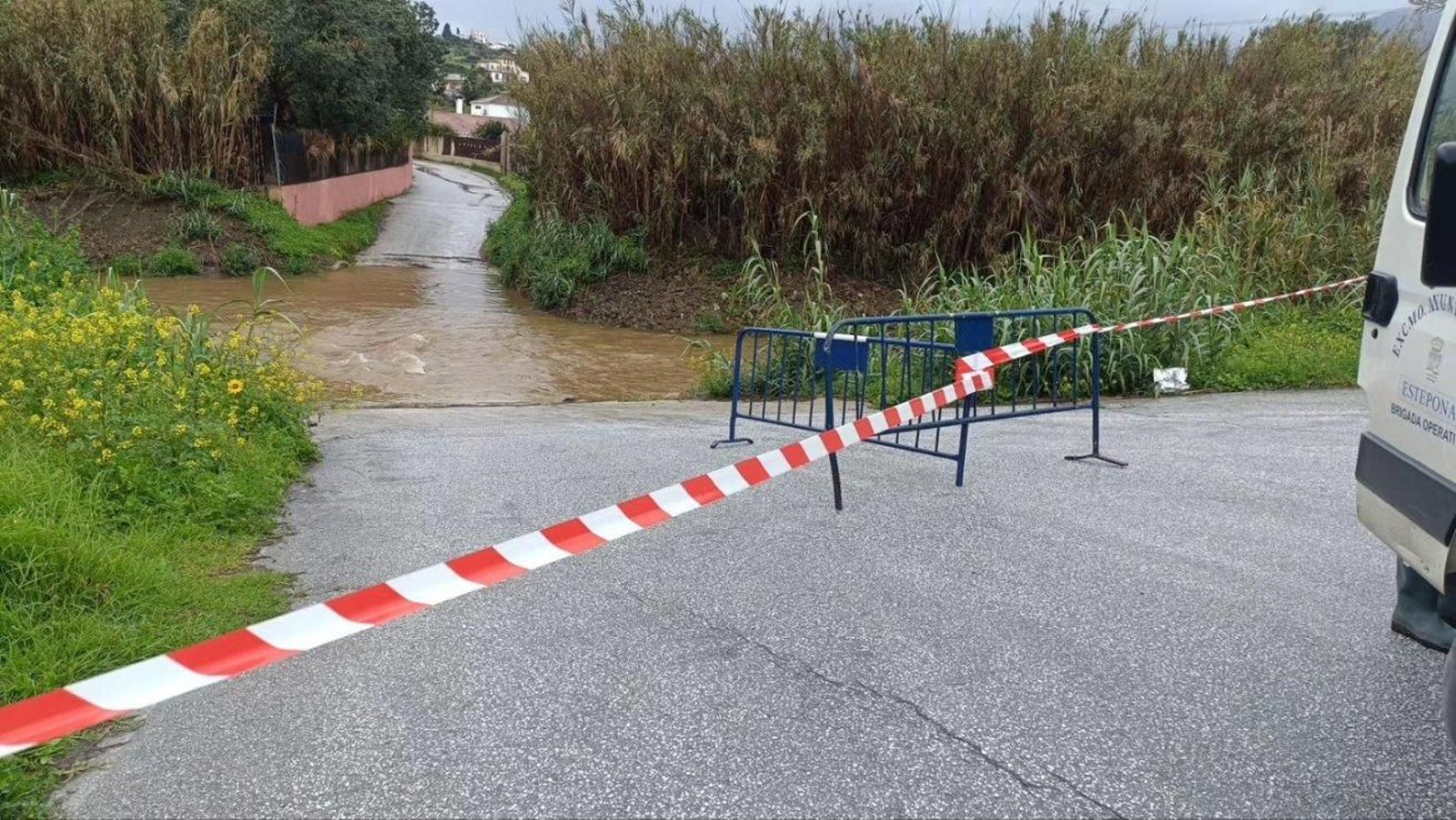 Vallas en Estepona prohibiendo el paso a los ríos y arroyos de la ciudad.