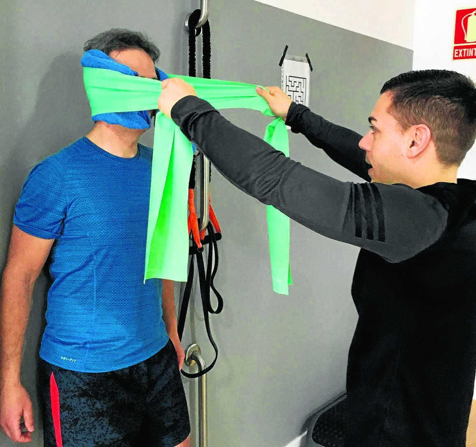 Un paciente fortalece la musculatura cervical.