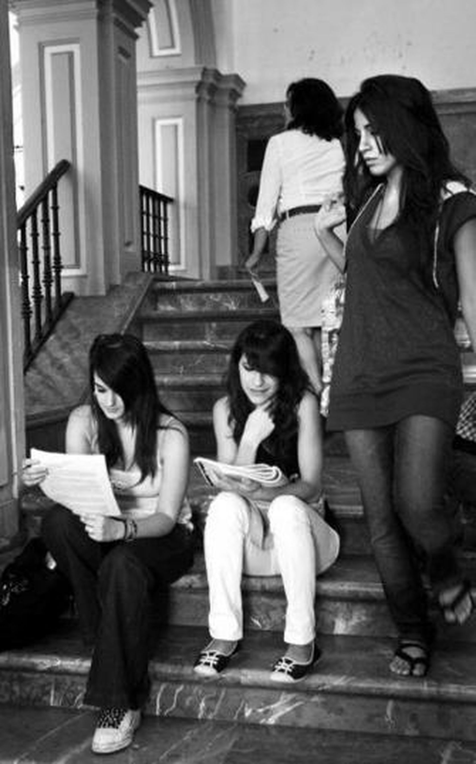 Futuras estudiantes de la Hispalense en la Fábrica de Tabaco.