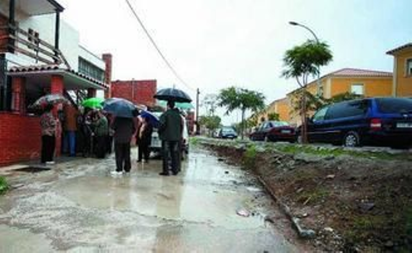 Varias casas están aisladas por el desnivel de la nueva calzada.