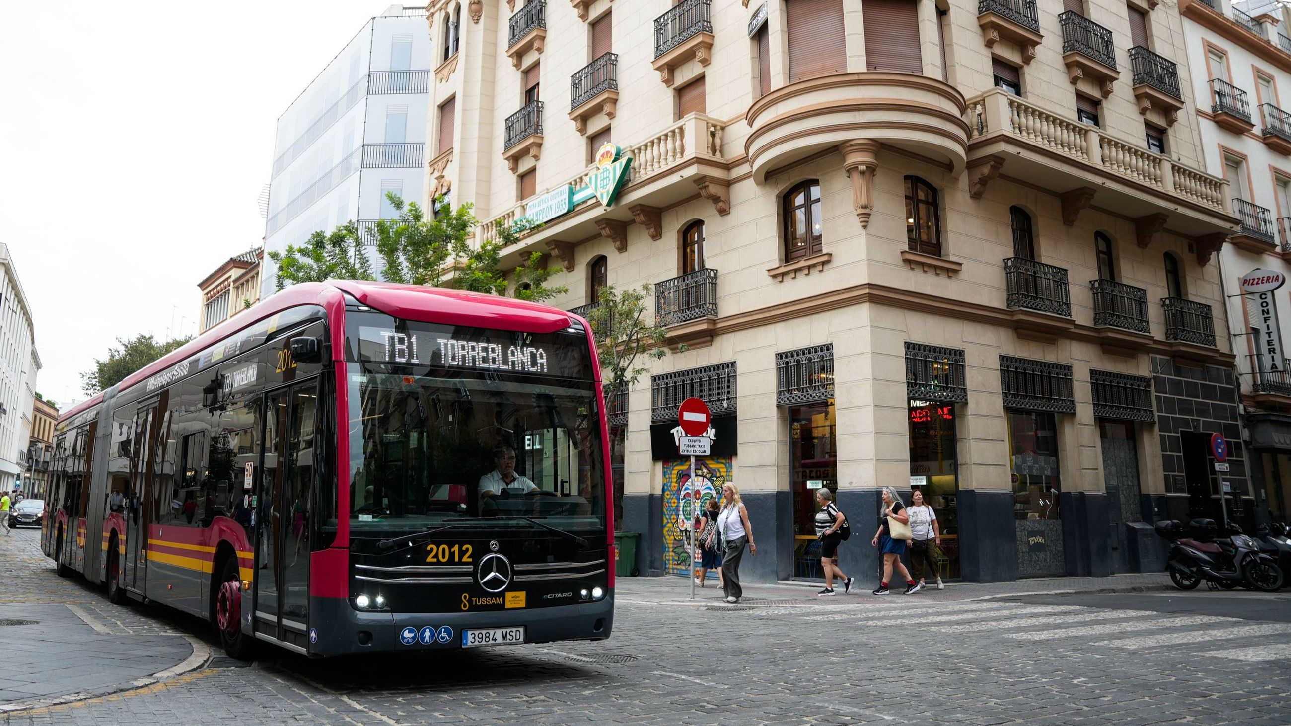 El tranvibús registra más de 13.000 viajeros en su primer día hasta el centro de Sevilla