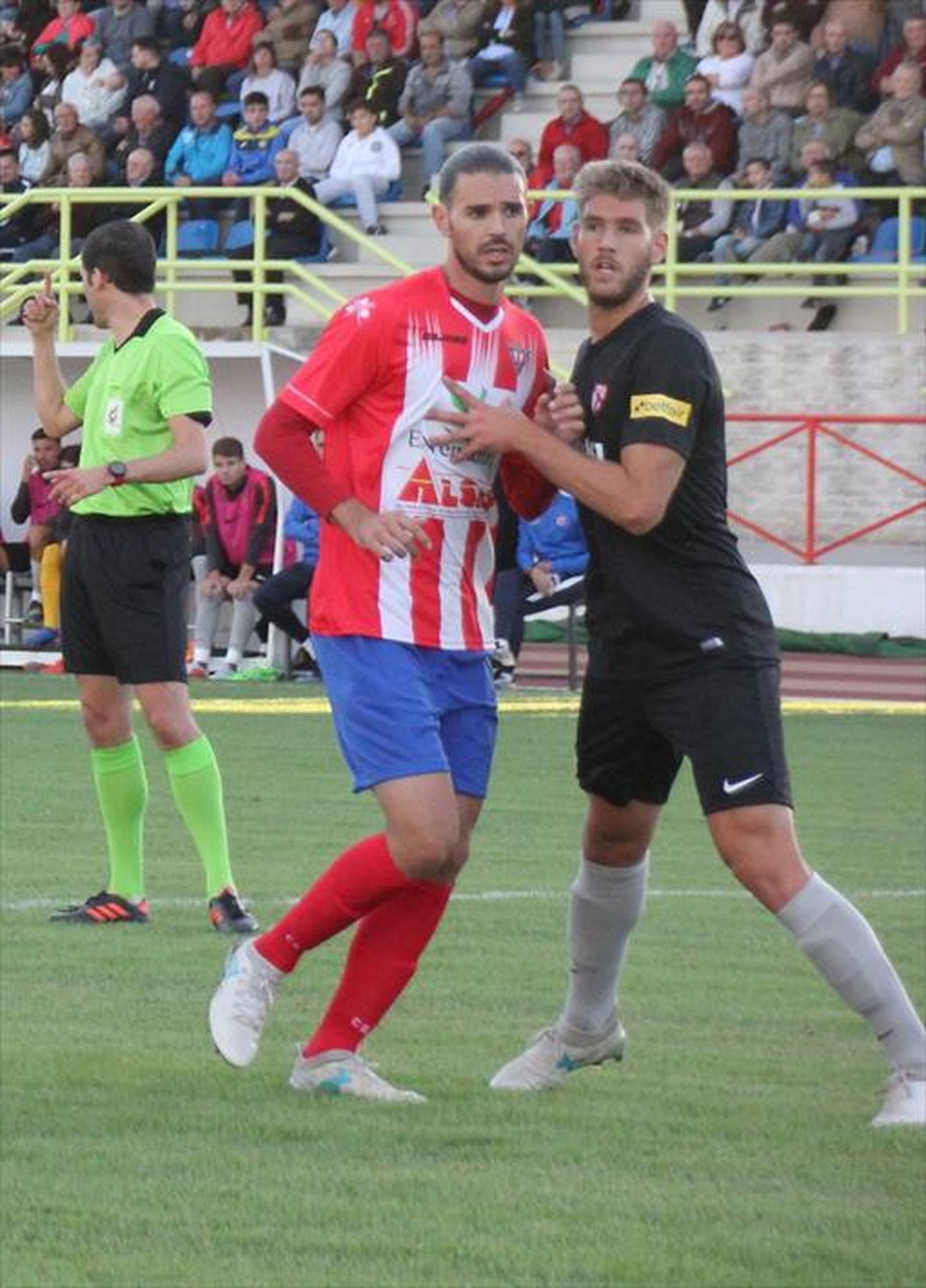 El exbalono Mario Gómez (i), baja por sanción ante los de La Línea