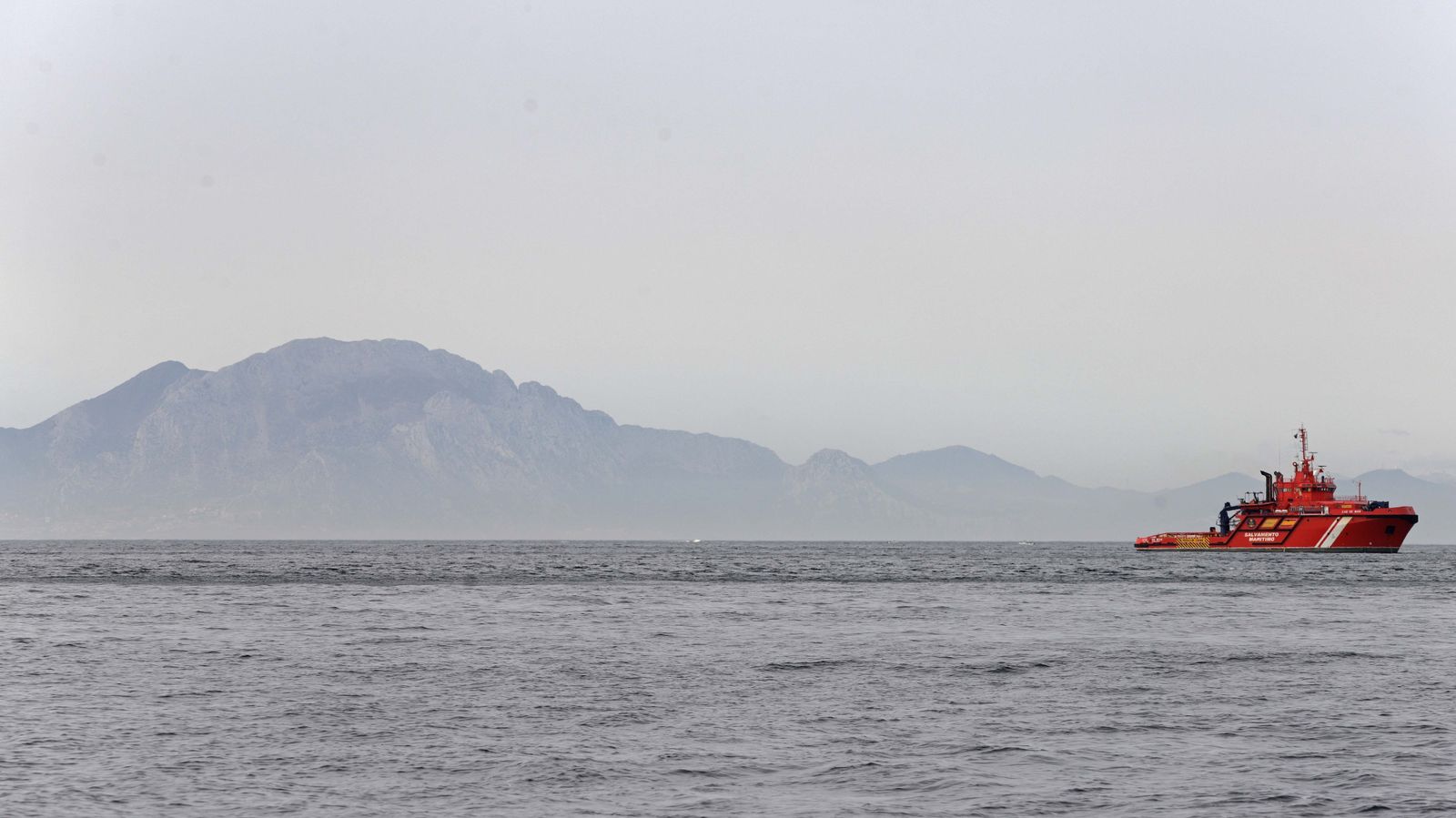 Fotos del buque hundido en Gibraltar y vertido en la playa de Poniente de La Línea