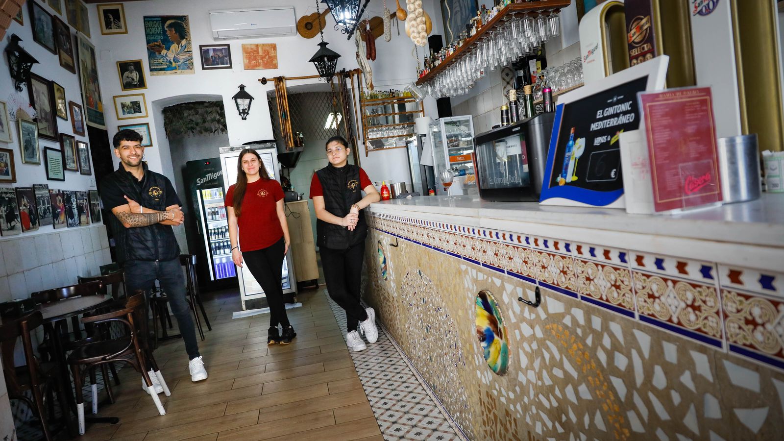 Raquel, hija de Ramón y Mari Carmen, es la actual gerente del Bahía de Palma desde hace unas pocas fechas. En la imagen, rodeada de Nacho y Fina.