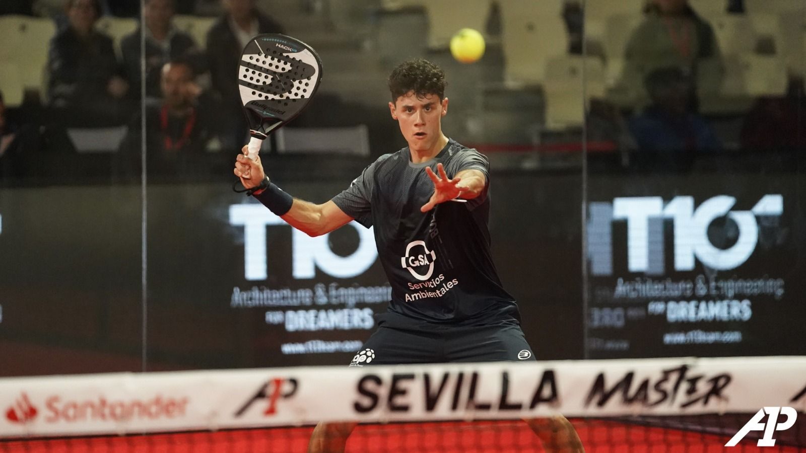 El joven sevillano Santi Pineda golpea la pelota durante su partido.