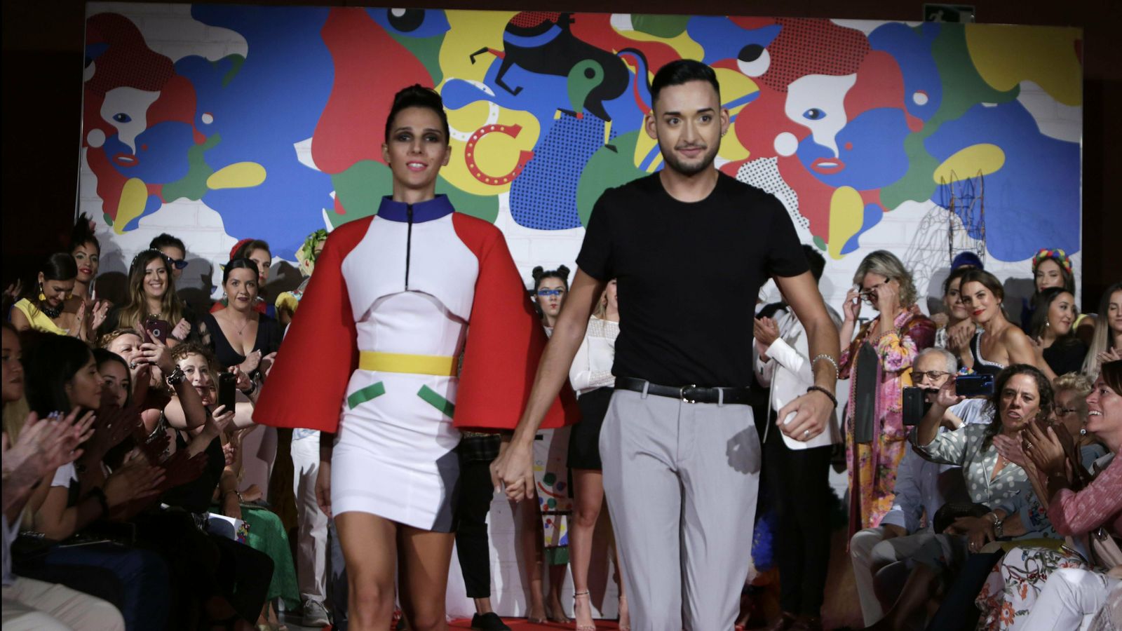 Adrián mesa, el segundo finalista, desfilando con la modelo que lleva su diseño