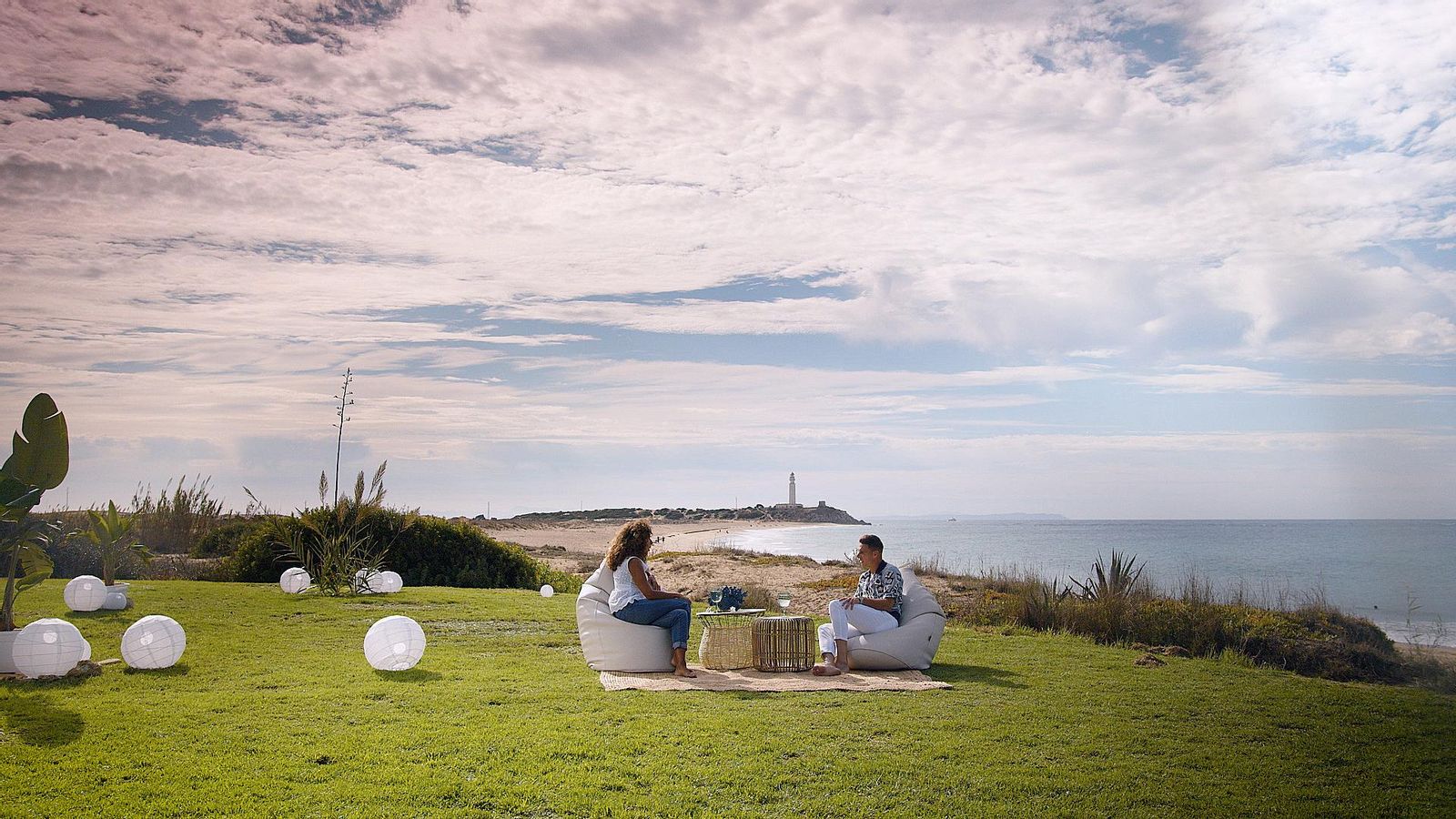 Rosario y Joaquín ante el Faro de Trafalgar