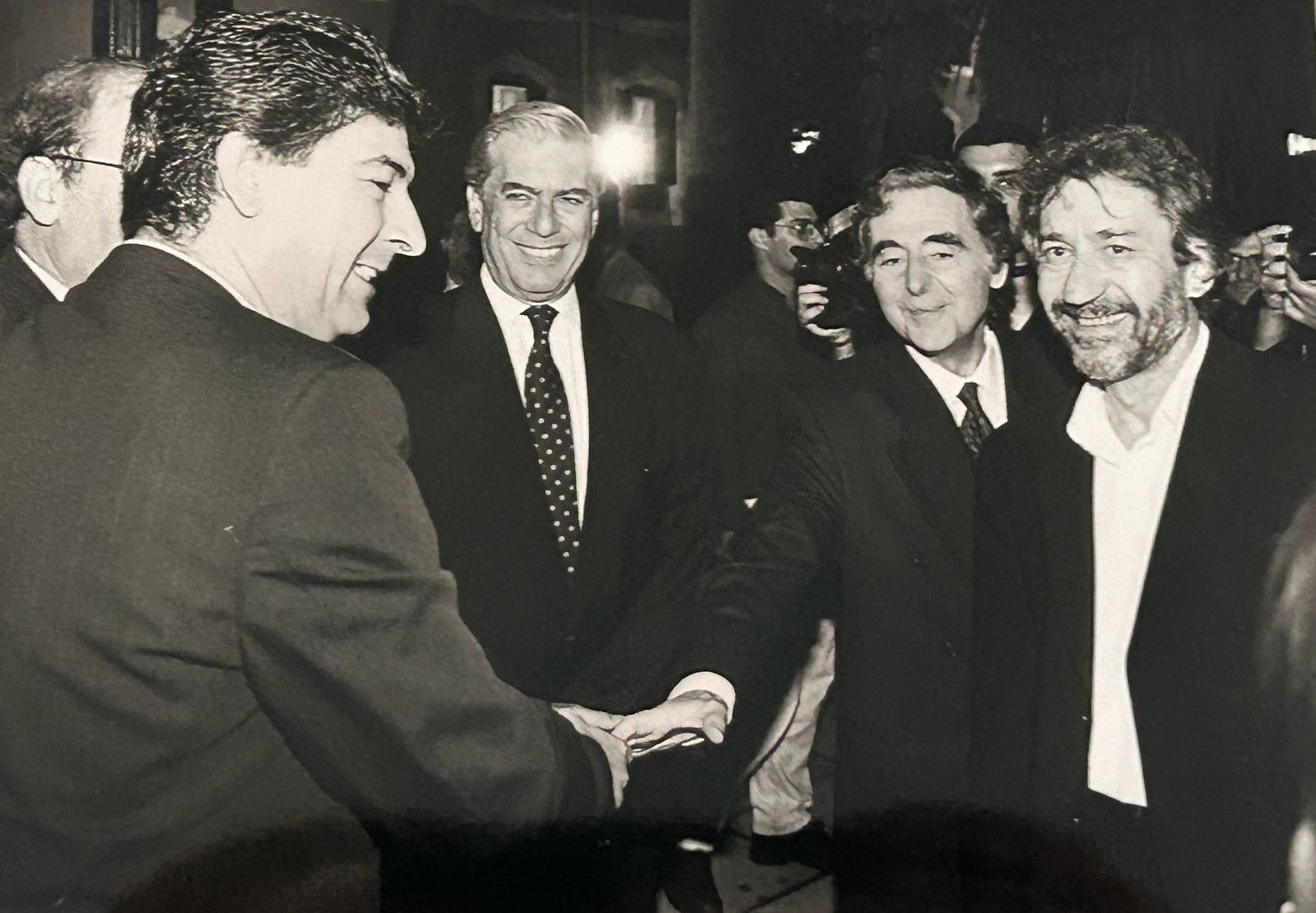 Las mejores imágenes del paso de Mario Vargas Llosa por Huelva en 1995, cuando fue presidente del jurado del Festival de Cine Iberoamericano